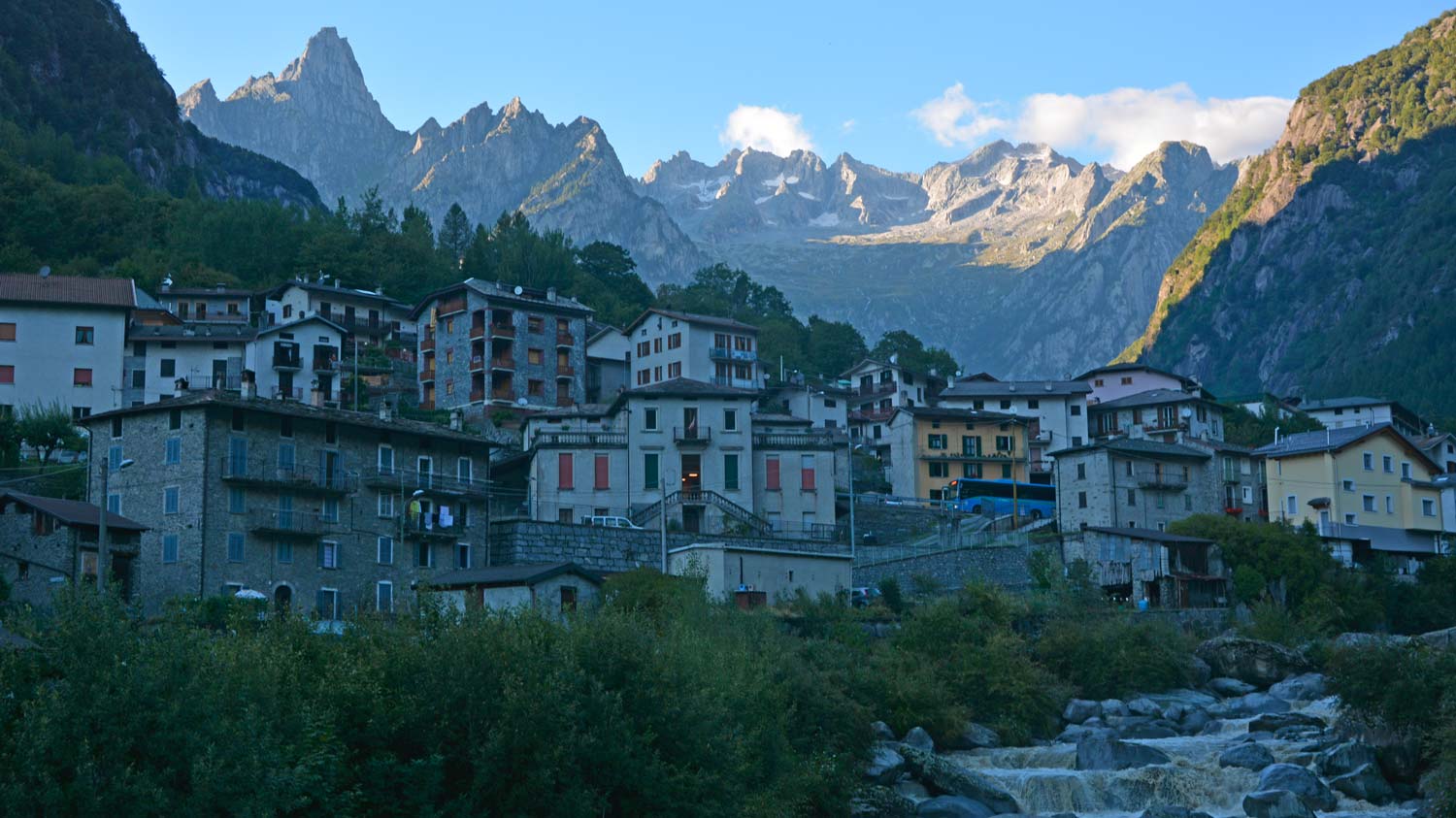 VAL MASINO frazione CATAEGGIO - Cortile Casa Vacanze asilo vecchio